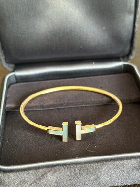 Authentic TIFFANY & CO 18K Yellow Gold Mother of Pearl T Wire Bracelet Small